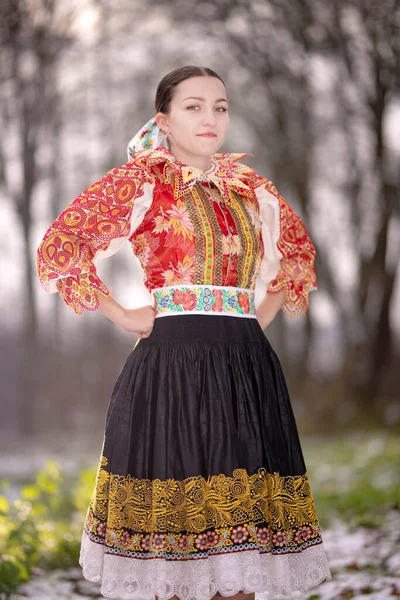 Joven Mujer Eslovaca Hermosa Vestido Tradicional Folclore Eslovaco —  Fotos de Stock