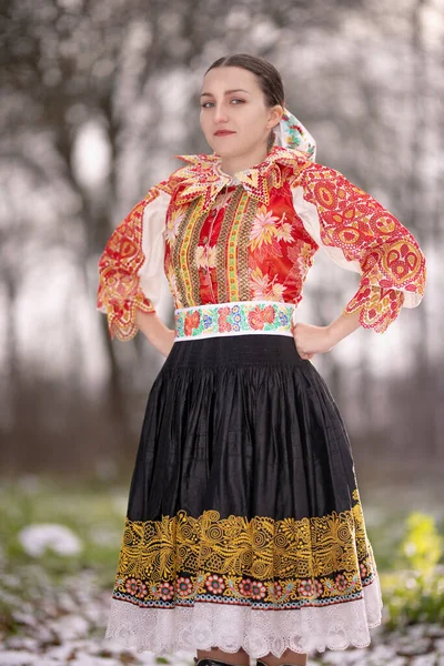 Ung Vacker Slogan Kvinna Traditionell Klänning Slovakiska Folklore — Stockfoto