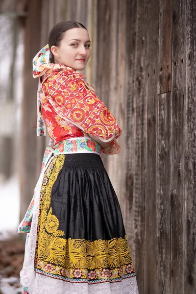 Jovem Bela Mulher Eslovaca Vestido Tradicional Folclore Eslovaco — Fotografia de Stock