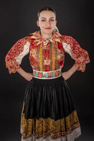 Ung Vacker Slogan Kvinna Traditionell Klänning Slovakiska Folklore — Stockfoto