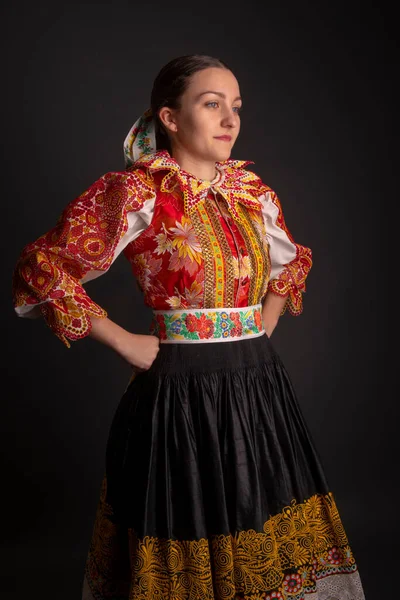 Jovem Bela Mulher Eslovaca Vestido Tradicional Folclore Eslovaco — Fotografia de Stock