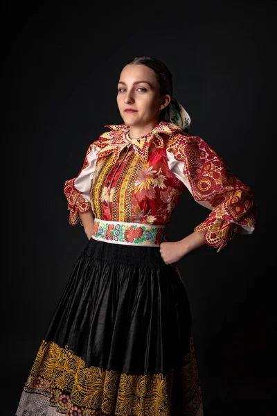 Ung Vacker Slogan Kvinna Traditionell Klänning Slovakiska Folklore — Stockfoto