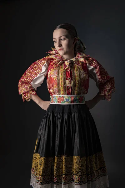 Ung Vacker Slogan Kvinna Traditionell Klänning Slovakiska Folklore — Stockfoto