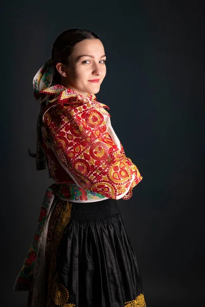 Ung Vacker Slogan Kvinna Traditionell Klänning Slovakiska Folklore — Stockfoto