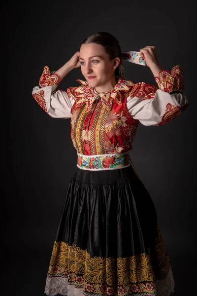 Ung Vacker Slogan Kvinna Traditionell Klänning Slovakiska Folklore — Stockfoto