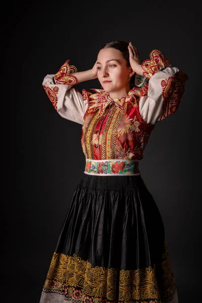 Jovem Bela Mulher Eslovaca Vestido Tradicional Folclore Eslovaco — Fotografia de Stock