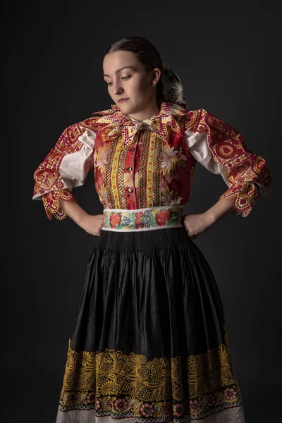 Ung Vacker Slogan Kvinna Traditionell Klänning Slovakiska Folklore — Stockfoto