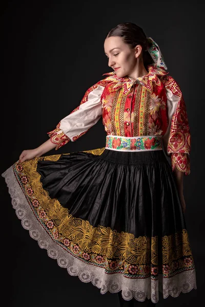 Ung Vacker Slogan Kvinna Traditionell Klänning Slovakiska Folklore — Stockfoto