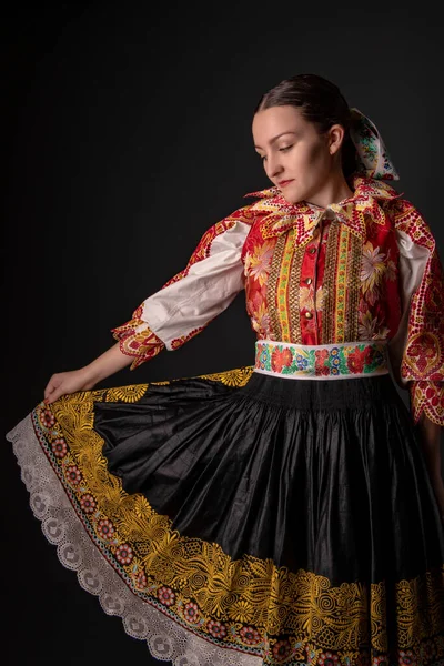 Ung Vacker Slogan Kvinna Traditionell Klänning Slovakiska Folklore — Stockfoto