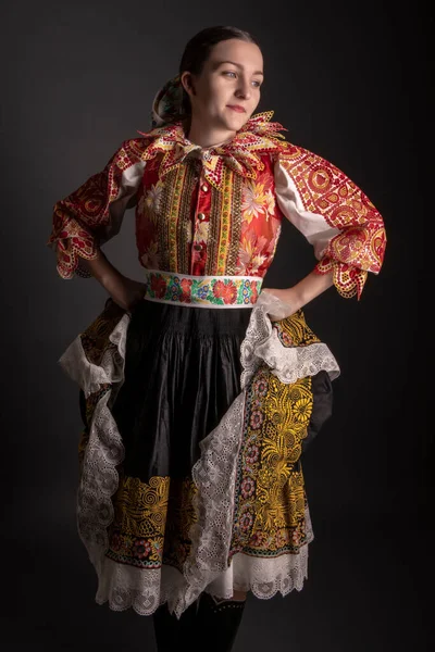 Jovem Bela Mulher Eslovaca Vestido Tradicional Folclore Eslovaco — Fotografia de Stock