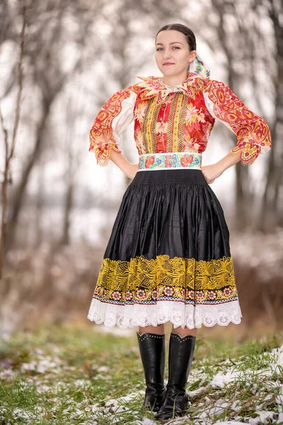 Fiatal Gyönyörű Szlovák Hagyományos Ruhában Szlovák Folklór — Stock Fotó