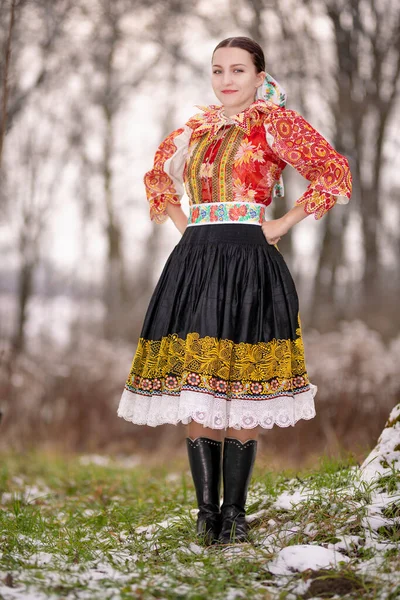 Jovem Bela Mulher Eslovaca Vestido Tradicional Folclore Eslovaco — Fotografia de Stock