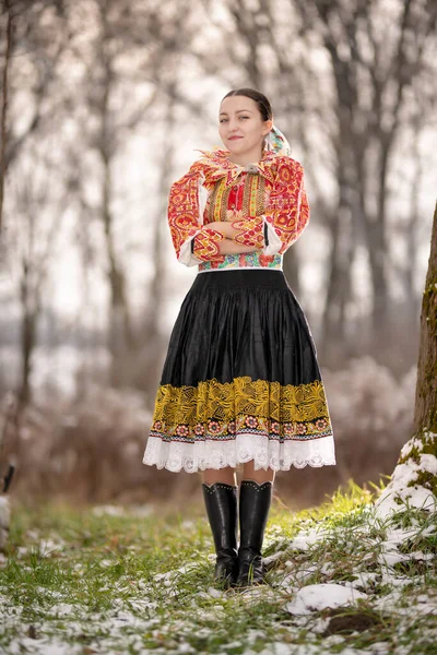 Fiatal Gyönyörű Szlovák Hagyományos Ruhában Szlovák Folklór — Stock Fotó