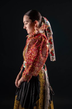 Geleneksel elbiseli, güzel, Slovak kadın. Slovakça folklor