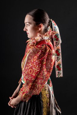 Geleneksel elbiseli, güzel, Slovak kadın. Slovakça folklor