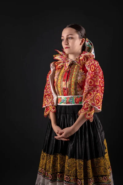 Ung Vacker Slogan Kvinna Traditionell Klänning Slovakiska Folklore — Stockfoto