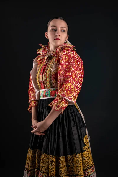 Ung Vacker Slogan Kvinna Traditionell Klänning Slovakiska Folklore — Stockfoto