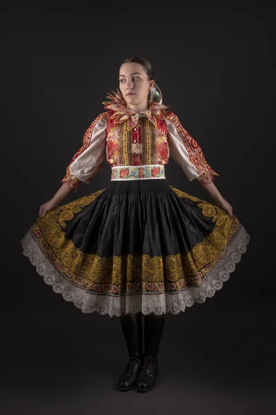 Jovem Bela Mulher Eslovaca Vestido Tradicional Folclore Eslovaco — Fotografia de Stock