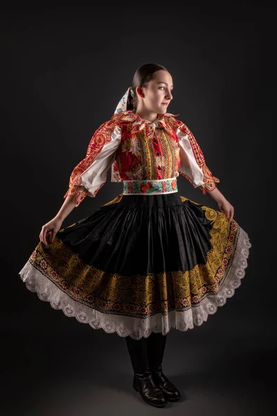 Fiatal Gyönyörű Szlovák Hagyományos Ruhában Szlovák Folklór — Stock Fotó