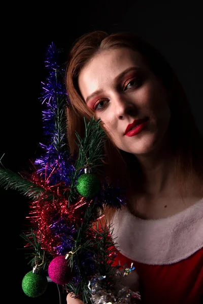 Fröhliches Mädchen Roten Weihnachtsmann Kostüm Posiert Mit Geschmücktem Weihnachtsbaum Atelier — Stockfoto