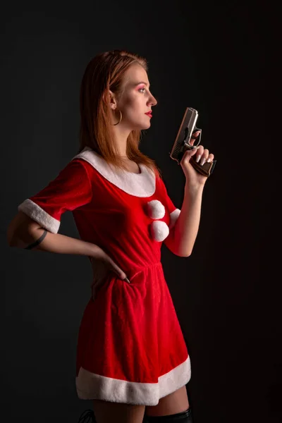 Junge Frau Roten Weihnachtsmann Kostüm Mit Pistole — Stockfoto