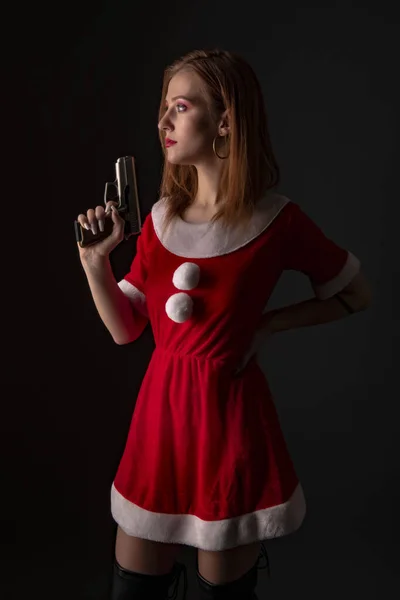 Mladá Žena Červeném Kostýmu Santa Pistolí — Stock fotografie