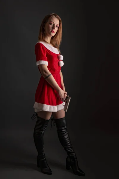 Mujer Joven Traje Santa Roja Con Pistola —  Fotos de Stock