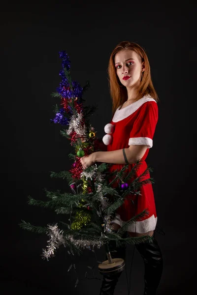 Wesoła Dziewczyna Czerwonym Stroju Mikołaja Bożego Narodzenia Pozowanie Dekorowaną Choinką — Zdjęcie stockowe