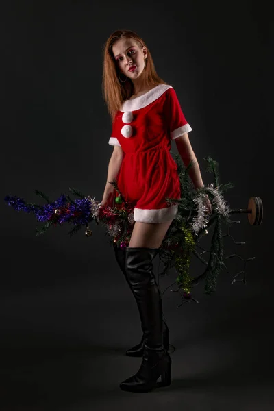 Fille Joyeuse Costume Père Noël Rouge Posant Avec Arbre Noël — Photo