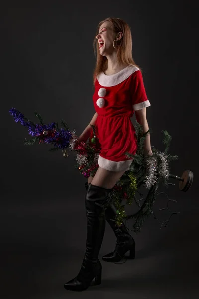 Fröhliches Mädchen Roten Weihnachtsmann Kostüm Posiert Mit Geschmücktem Weihnachtsbaum Atelier — Stockfoto