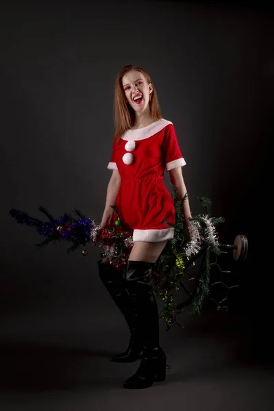 Glada Flicka Röd Jul Santa Kostym Poserar Med Dekorerad Julgran — Stockfoto