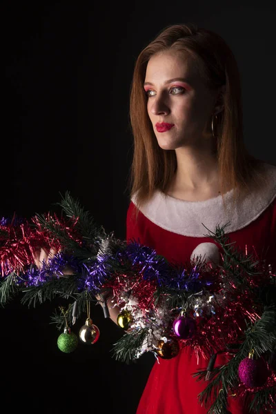 Veselá Dívka Červené Vánoční Santa Kostým Pózování Zdobené Vánoční Stromeček — Stock fotografie