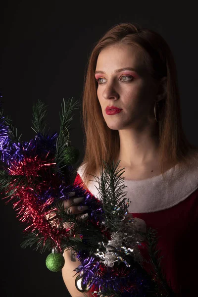 Menina Alegre Vermelho Traje Natal Santa Posando Com Árvore Natal — Fotografia de Stock