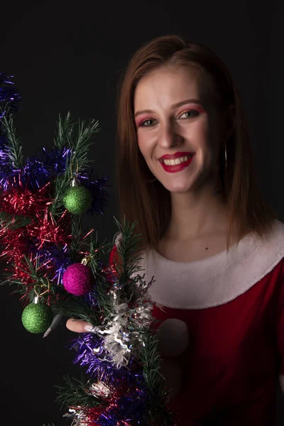 Menina Alegre Vermelho Traje Natal Santa Posando Com Árvore Natal — Fotografia de Stock