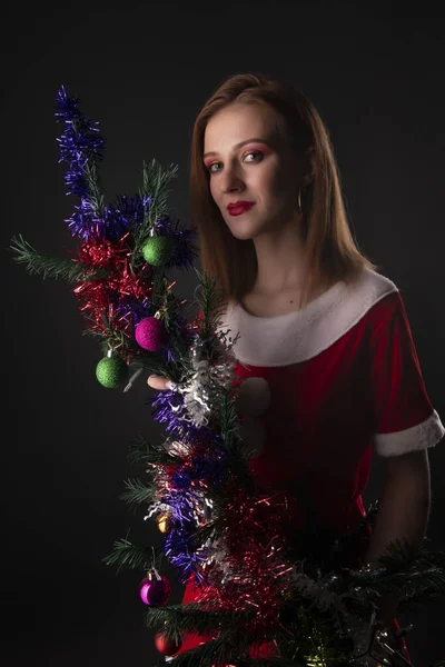Menina Alegre Vermelho Traje Natal Santa Posando Com Árvore Natal — Fotografia de Stock