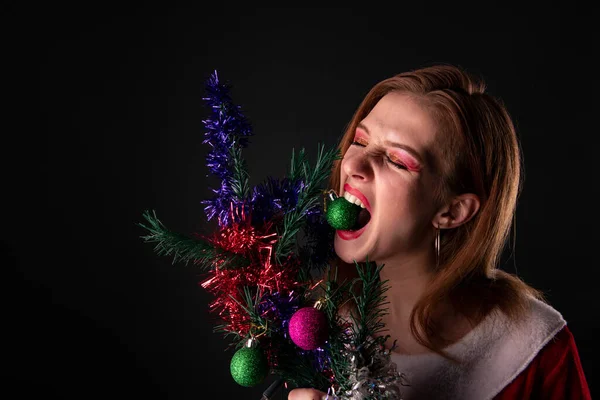 Menina Alegre Vermelho Traje Natal Santa Posando Com Árvore Natal — Fotografia de Stock