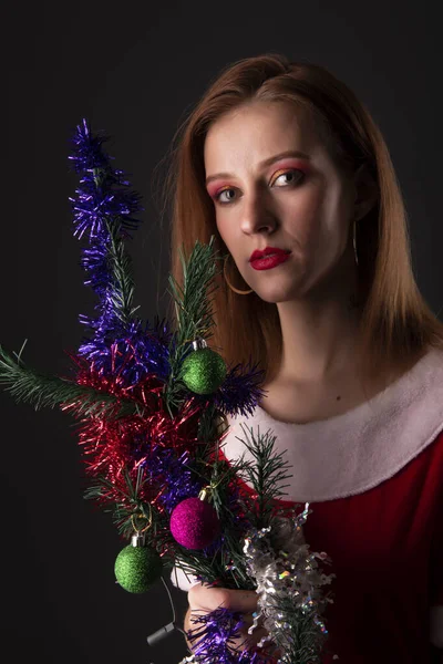 Menina Alegre Vermelho Traje Natal Santa Posando Com Árvore Natal — Fotografia de Stock