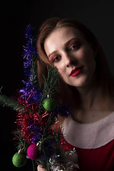 Ragazza Allegra Costume Rosso Natale Santa Posa Con Albero Natale — Foto Stock