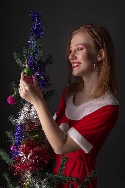 Menina Alegre Vermelho Traje Natal Santa Posando Com Árvore Natal — Fotografia de Stock