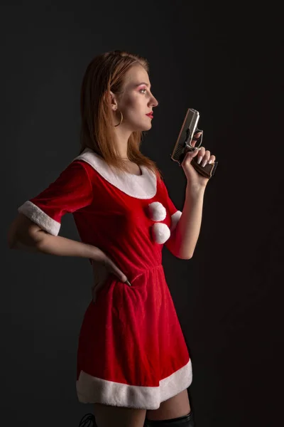 Mladá Žena Červeném Kostýmu Santa Pistolí — Stock fotografie