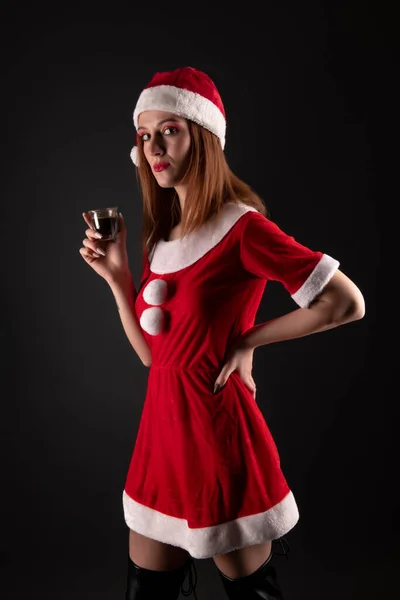 Menina Alegre Vermelho Natal Traje Papai Noel Com Bebida Posando — Fotografia de Stock