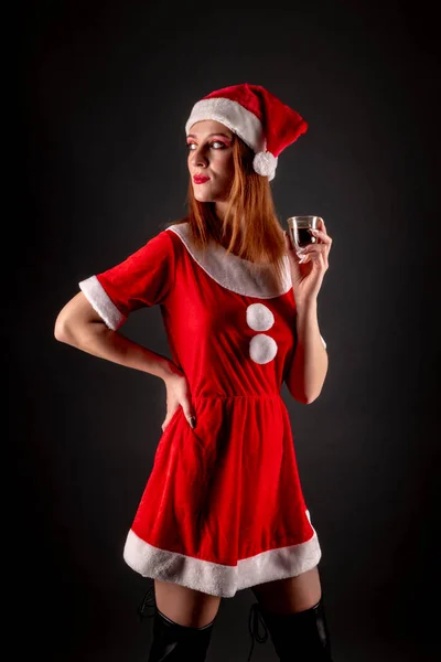 Menina Alegre Vermelho Natal Traje Papai Noel Com Bebida Posando — Fotografia de Stock