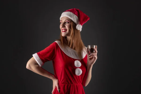 Fröhliches Mädchen Roten Weihnachtsmann Kostüm Mit Getränk Posiert Studio — Stockfoto