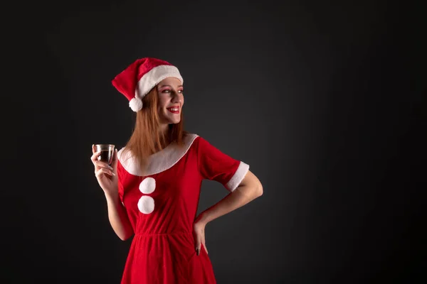 Fröhliches Mädchen Roten Weihnachtsmann Kostüm Mit Getränk Posiert Studio — Stockfoto