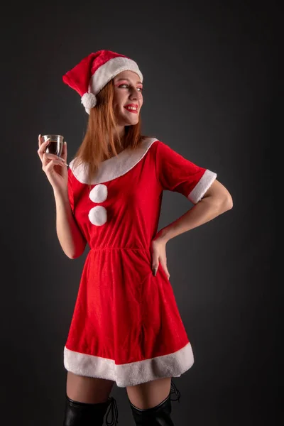 Vrolijk Meisje Rood Kerstmis Kerstman Kostuum Met Drinken Poseren Studio — Stockfoto