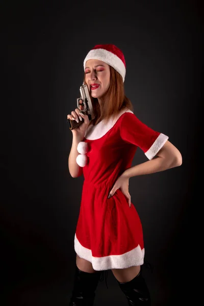 Junge Frau Roten Weihnachtsmann Kostüm Mit Pistole — Stockfoto