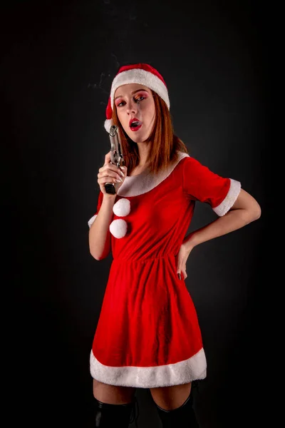 Junge Frau Roten Weihnachtsmann Kostüm Mit Pistole — Stockfoto