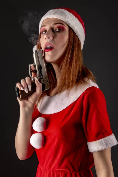 Junge Frau Roten Weihnachtsmann Kostüm Mit Pistole — Stockfoto