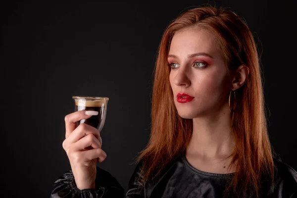 Vrouw Drinken Koffie Studio Portret — Stockfoto