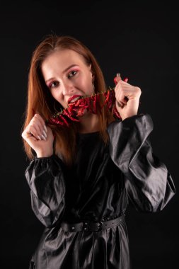 Chili Biberli Genç Kadın